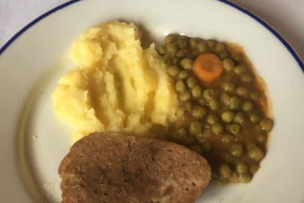 DETETU SU PLATILI EKSKURZIJU 8.000 DINARA: Nije mogla da veruje kad je videla šta su DECA DOBILA ZA RUČAK (FOTO)