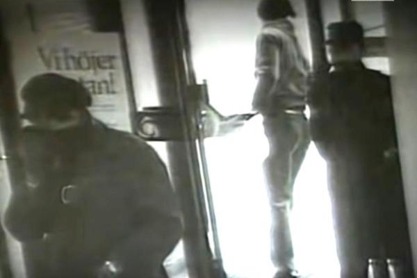 ARKAN JE SA CRNOM KAPOM NA GLAVI UPAO U BANKU! Jasno mu se vidi lice, KAMERA JE SVE SNIMILA (FOTO)