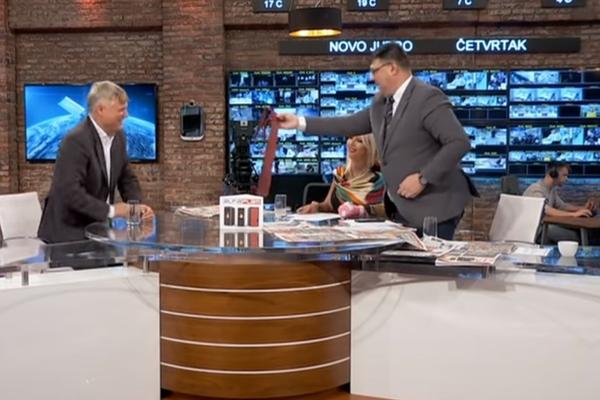 LAZANSKI JE POSLEDNJI PUT GOSTOVAO NA PINKU! Ide u važnu misiju, a Sarapa mu je dao VAŽAN POKLON! (FOTO)