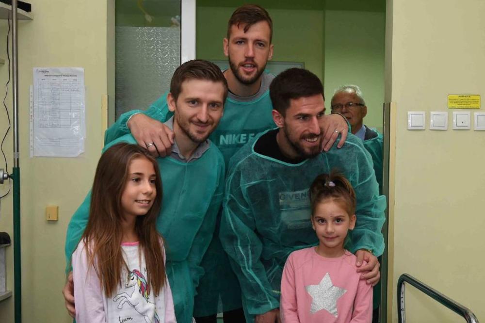 ZVEZDA POKLONILA DEČIJOJ KLINICI OPREMU OD 100.000 EVRA: Crveno-beli posetili decu u Tiršovoj!