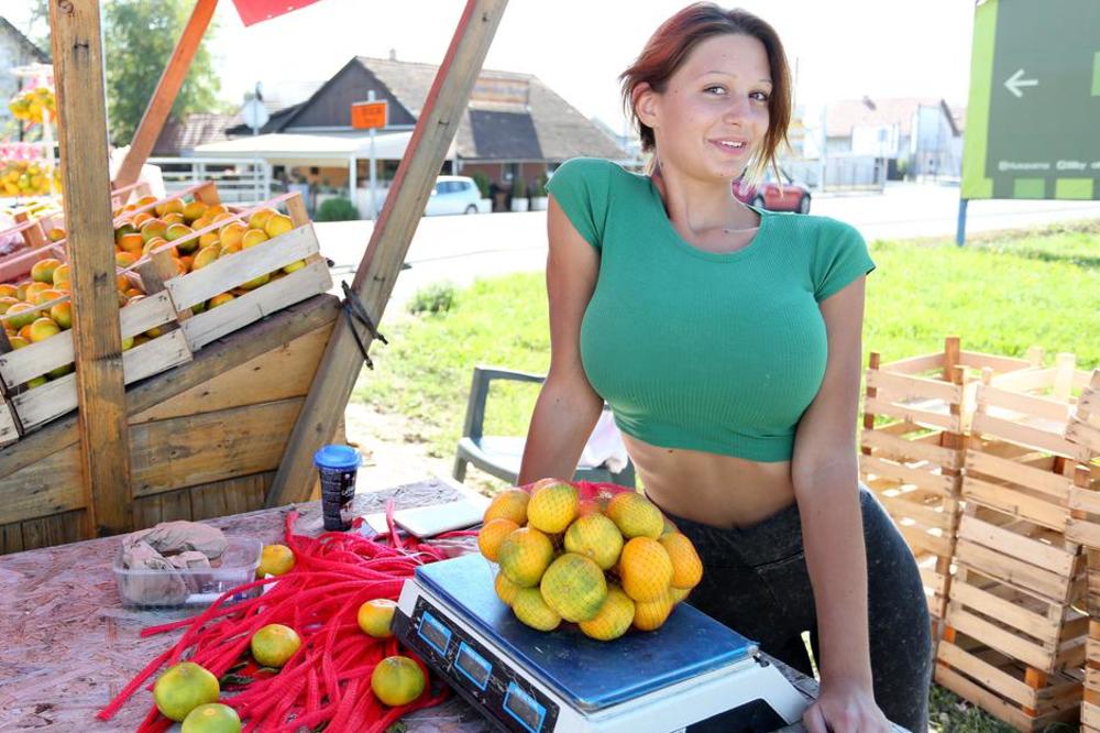 POZNATA JE KAO NAJATRAKTIVNIJA PRODAVAČICA VOĆA, A SADA SE IZOPERISALA! Mandarinu SVI URNIŠU zbog fotke u gaćicama