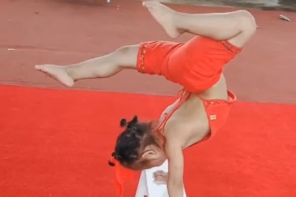 POLA DETE, POLA ČUDO: Kada vidite šta ova mala radi, ODUŠEVIĆETE SE! (VIDEO)