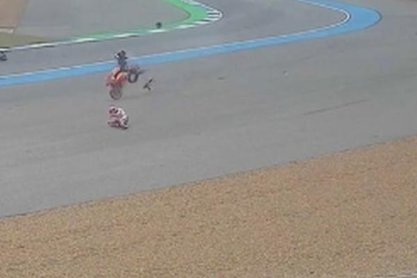 JEZIV PAD MARKA MARKEZA NA TRENINGU: Ispao sa motora i isprevrtao se! Na nosilima hitno prebačen u bolnicu!