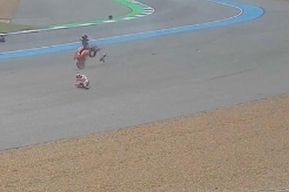 JEZIV PAD MARKA MARKEZA NA TRENINGU: Ispao sa motora i isprevrtao se! Na nosilima hitno prebačen u bolnicu!