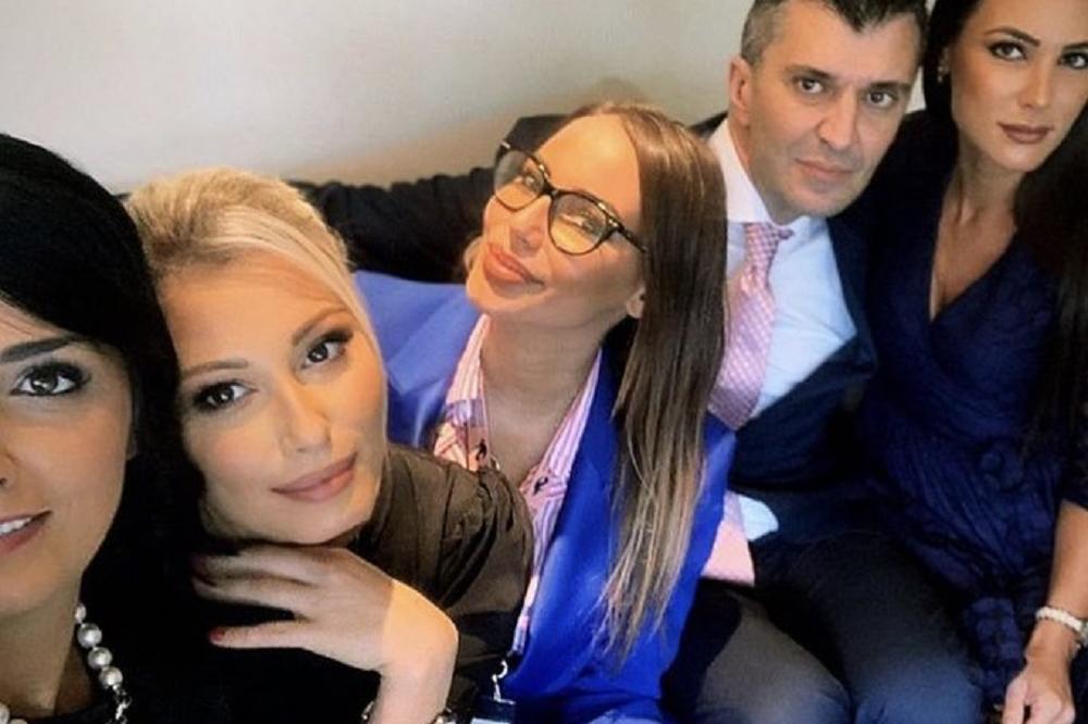 MINISTRA OPKOLILE LEPE ŽENE, NE ZNA SE KOJA JE LEPŠA! SELFI koji je postao HIT na Internetu (FOTO)