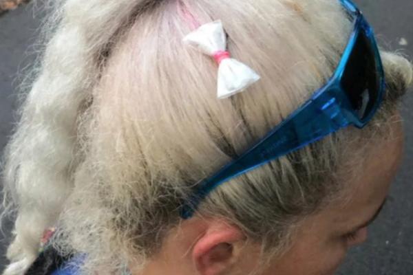 ZAUSTAVILI JE ZBOG NEVAŽEĆIH TABLICA, PA IM PAŽNJU PRIVUKAO JEDAN DETALJ: Žena uhapšena zbog mašne za kosu!