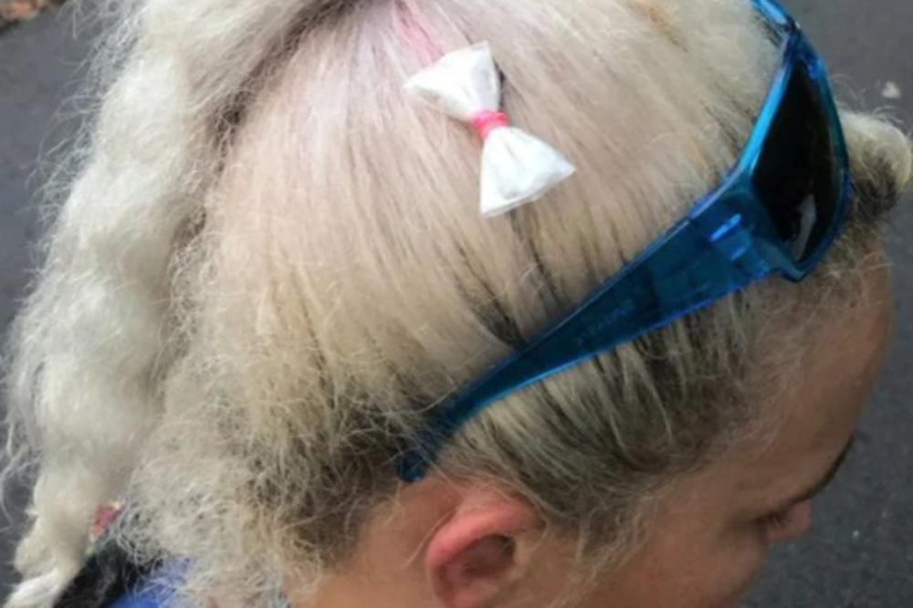 ZAUSTAVILI JE ZBOG NEVAŽEĆIH TABLICA, PA IM PAŽNJU PRIVUKAO JEDAN DETALJ: Žena uhapšena zbog mašne za kosu!