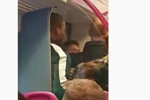 NOKAUTIRAO GA GLAVOM U PREPUNOM VOZU: Putnici u čudu gledali okršaj dva muškarca! (VIDEO)