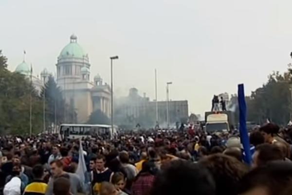 21 SAT SU SVI BILI NA NOGAMA! Po ovoj satnici se odvijao 5. oktobar, 37 MINUTA SE BILA BITKA ZA SKUPŠTINU (VIDEO)