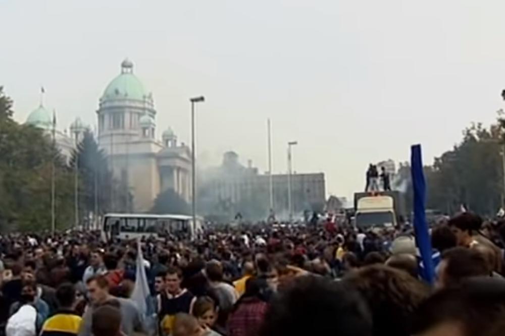 21 SAT SU SVI BILI NA NOGAMA! Po ovoj satnici se odvijao 5. oktobar, 37 MINUTA SE BILA BITKA ZA SKUPŠTINU (VIDEO)