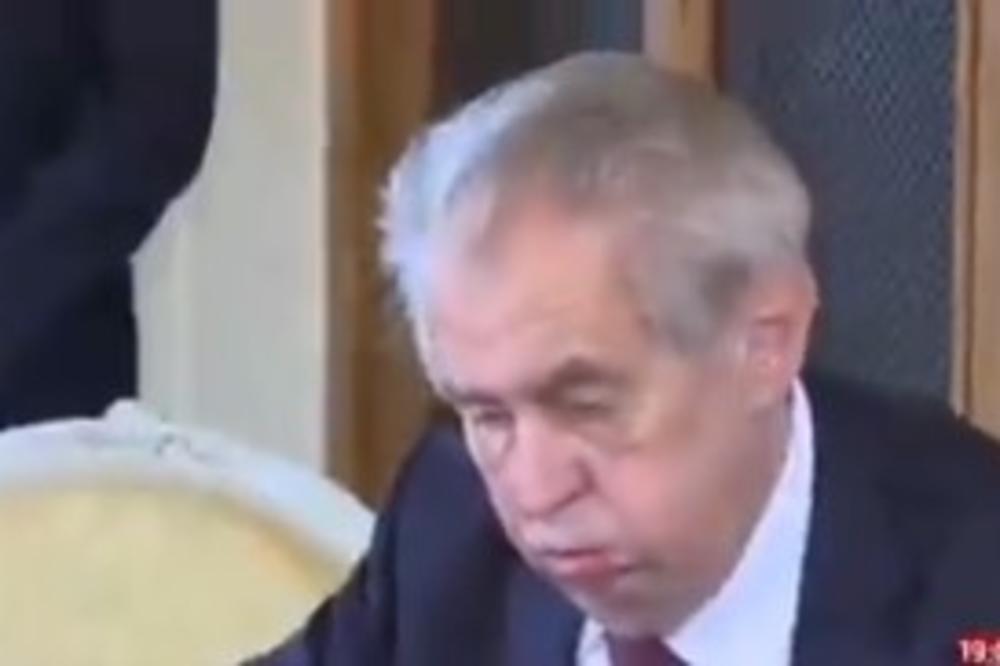 CIGARA I PIĆE, PREKRŠTENE NOGE, ČUDNE FACE: Svi PRIČAJU o predsedniku ČEŠKE koji je malo CIRKNUO na SAMITU u PRAGU