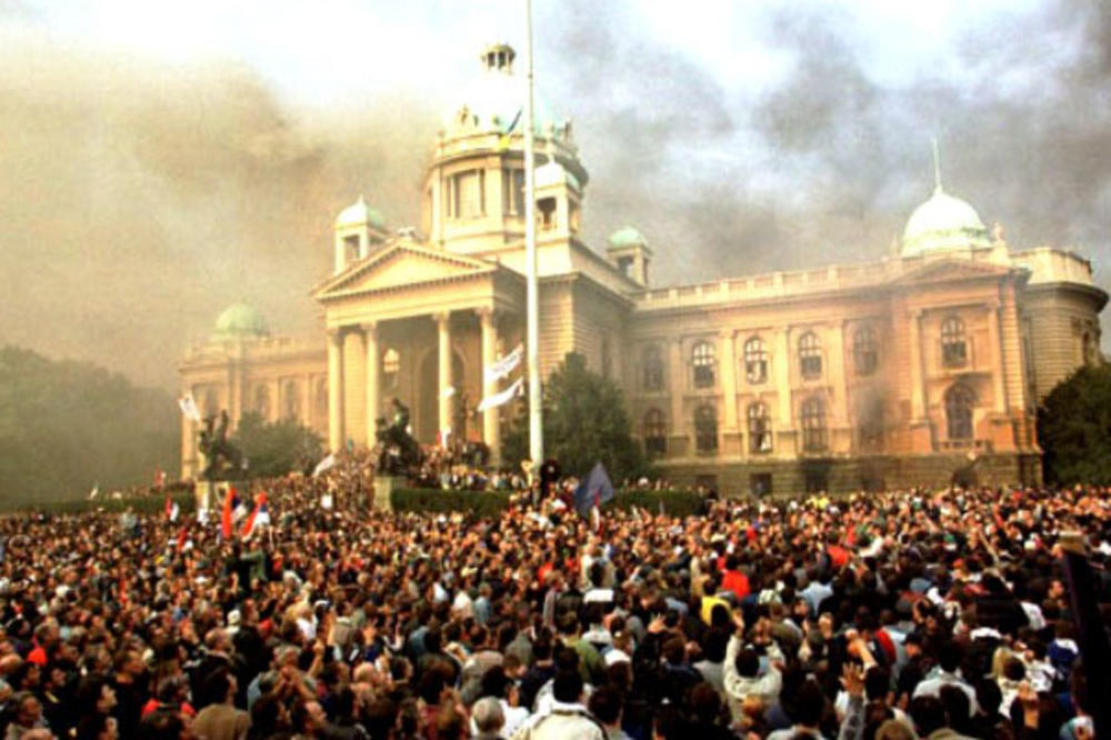 DA LI JE IKAD SVANUO 6. OKTOBAR? Delovalo je APOKALIPTIČNO, sad je PATETIČNO jer smo se izvukli ŽIVI iz LONGVUDA