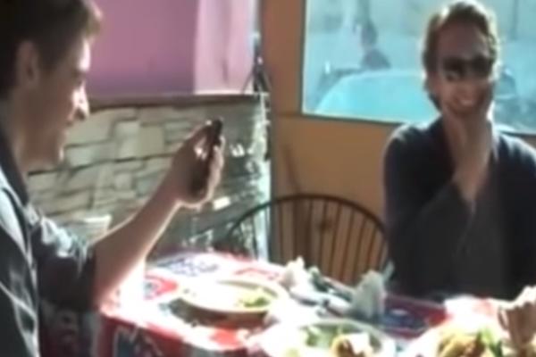 POZNATI GLUMAC OPTUŽEN ZA ZLOSTAVLJANJE: Učenice u školi glume TERAO da se skidaju, pa KORISTIO njihovo telo (FOTO)