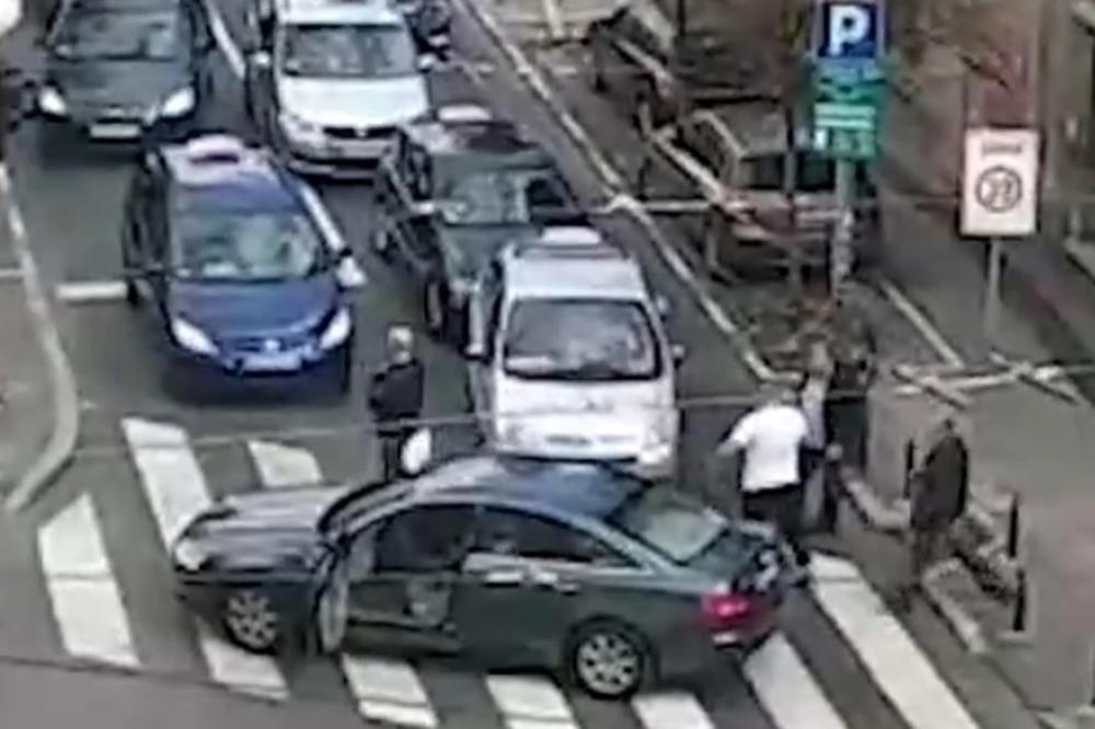 TAKSISTI NISU DALI DA PROĐE ŽENA SA BOLESNIM DETETOM: Oglasio se muškarac koji je blokirao kolonu!