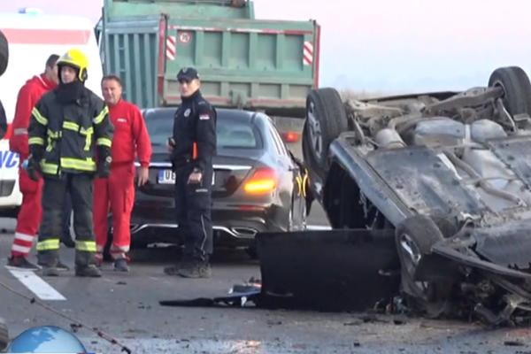 LUDAČKI SUDAR U BEOGRADU! Stradao luksuzni porše stranih tablica, delovi leteli svuda okolo od sline udarca