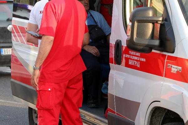 RADNIK (51) TEŠKO POVREĐEN NA OSTRUŽNIČKOM MOSTU: Dizalica mu pala na glavu, hitno primljen u bolnicu