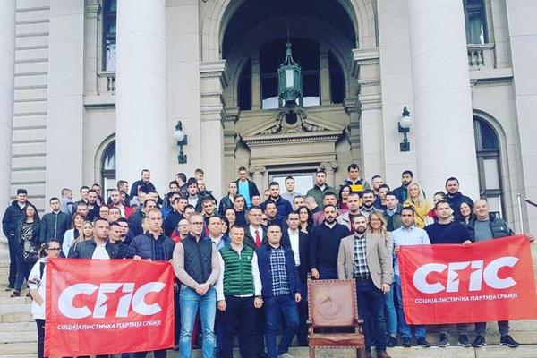 NAKON 19 GODINA: Omladina SPS vratila u skupštinu fotelju ukradenu 5. oktobra