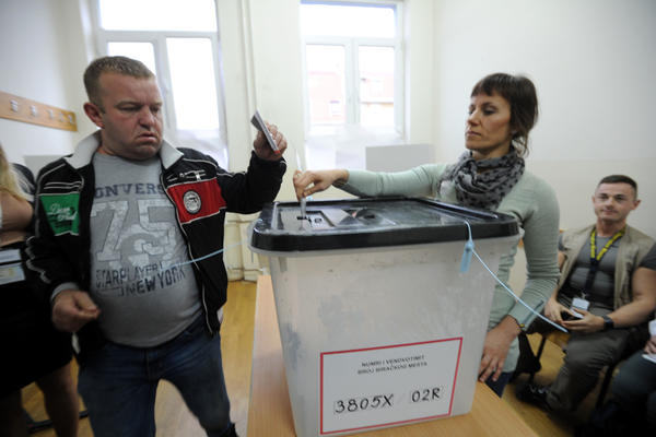 ZATVORENA BIRAČKA MESTA NA KOSOVU! Srpske sredine PRVE PO IZLAZNOSTI! Muškarac UMRO na biračkom mestu (VIDEO)