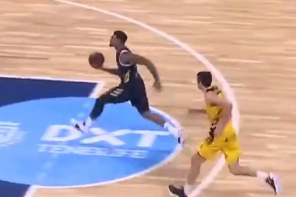 NIJE SLUČAJNO ŠTO SE ZOVE MIKI DŽORDAN: Košarkaš Real Madrida zakucao sa linije za slobodna bacanja!