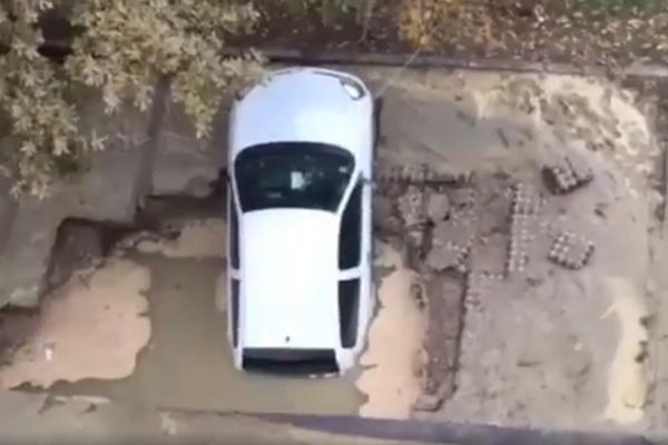 NIKAD VIĐEN PRIZOR U NOVOM SADU: Iznenada se stvorila rupa u koju je PROPAO AUTOMOBIL, a evo kako se to desilo