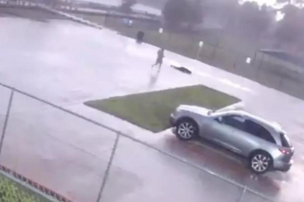 ČOVEKA UDARIO GROM DOK JE ŠETAO PSE: Kad je stigla POMOĆ, bilo je kasno! (VIDEO)