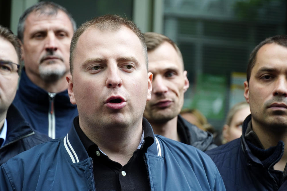 OPOZICIJA SE SPREMA DA LEPI NALEPNICE I ISPOLJAVA FRUSTRACIJE, MIRKOVIĆ: SZS je opterećen saobraćajnim znacima