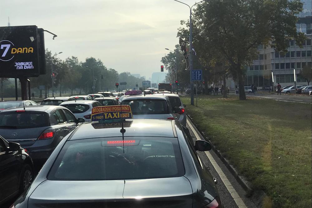 NOVI BEOGRAD U HAOSU, TOTALNA BLOKADA: Beograđani ovog jutra idu PEŠKE NA POSAO, vijore se ZASTAVE TURSKE I SRBIJE