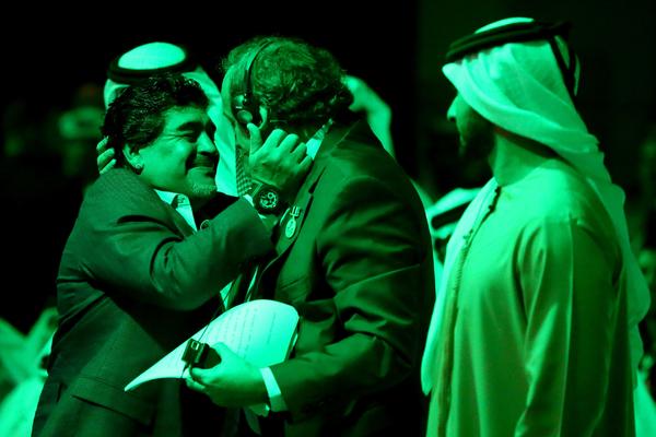 ISPRAVKA: Mišelu Platiniju na viralnoj fotografiji sa Maradonom na dresu ne stoji natpis "ne korupciji"