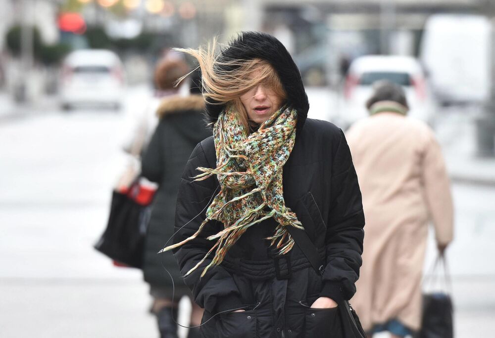 Žena šeta po vetru