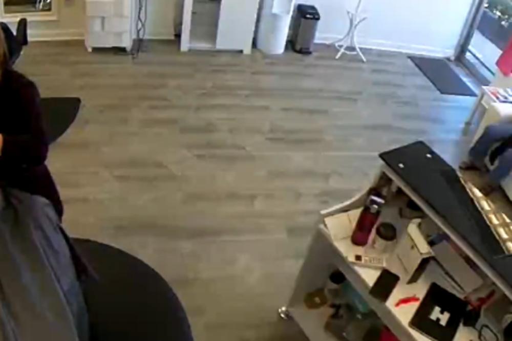 BIO JE TO OBIČAN DAN U FRIZERSKOM SALONU, A ONDA JE KROZ STAKLO ULETEO ON: Nastala je OPŠTA PANIKA (VIDEO)