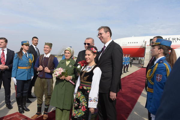 ERDOGAN JE DOVEO ŽENU U BEOGRAD! Dete u nošnji je bilo tu, a svi su gledali u EMINU, MNOGI NE MOGU DA PODNESU OVO