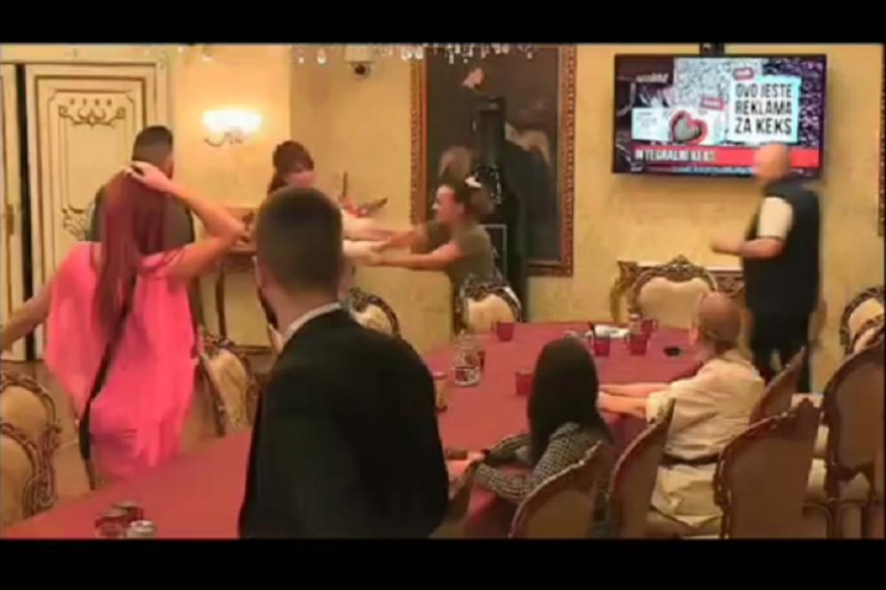 GREBANJE, ČUPANJE, ŠUTIRANJE! Prava ŽENSKA TUČA U PAROVIMA, obezbeđenje jedva zaustavilo POMAHNITALE DEVOJKE