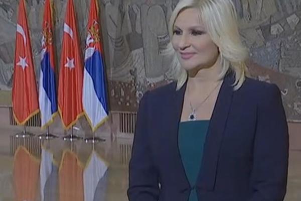 ZORANA MIHAJLOVIĆ PRKOSI ZIMI! Za posetu Erdogana obukla MINIĆ, svi se natrontali, A MINISTARKA PRŠTI (FOTO)