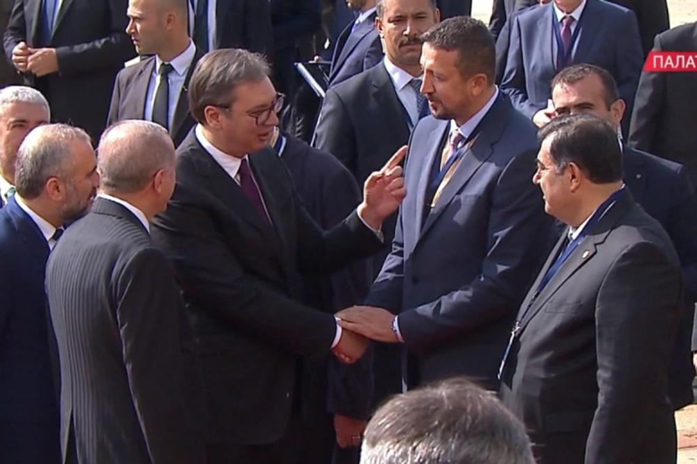 KO JE ČOVEK KOJI JE UHVATIO VUČIĆA ZA RUKU?! Jedini je VIŠI OD NJEGA, a mnogi ga zovu BRAT HIDO! (FOTO)