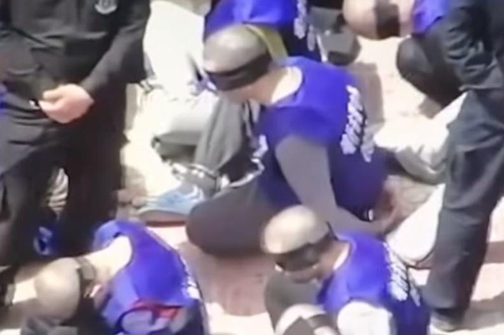 NAJSTRAŠNIJI SNIMAK IZ KINE: Stotine zatvorenika vezanih očiju kleče pred čuvarima, SKRIVAJU VELIKI ZLOČIN? (VIDEO)