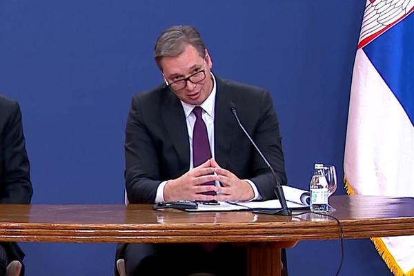 JA RUKE OBIČNO DRŽIM OVAKO: Kad su Vučića pitali za rezultate na KiM, OBJASNIO JE KAKO STVARI STOJE (FOTO)