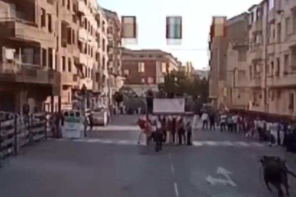 BIK GA RAZVLAČI I BUŠI ROGOVIMA DOK OSTALI POSMATRAJU: Stravične scene na španskom festivalu! (VIDEO)