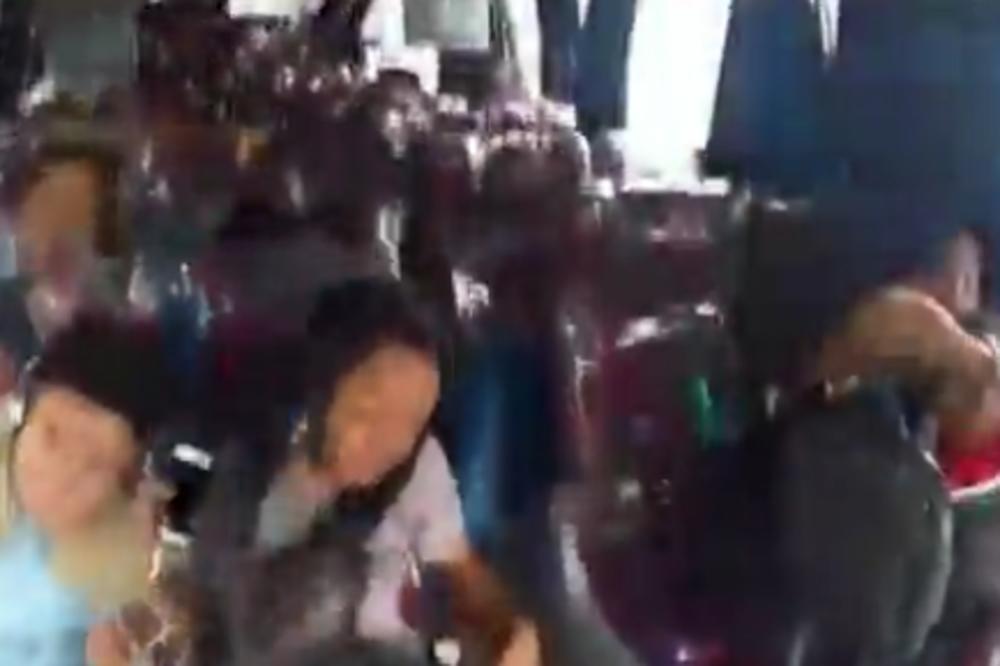 SNIMAK JEZIVE NESREĆE! Autobus pun putnika doživeo udes, LJUDI LETELI I ISPADALI NAPOLJE! (VIDEO)