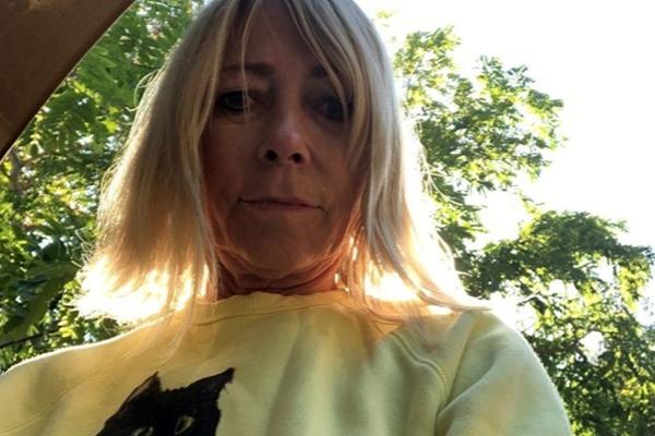 KIM GORDON JOŠ JEDNOM POKAZALA ZAŠTO JE IKONA PANKA: Zapalila je džoint u DIZNILENDU, pa završila u ZATVORU!