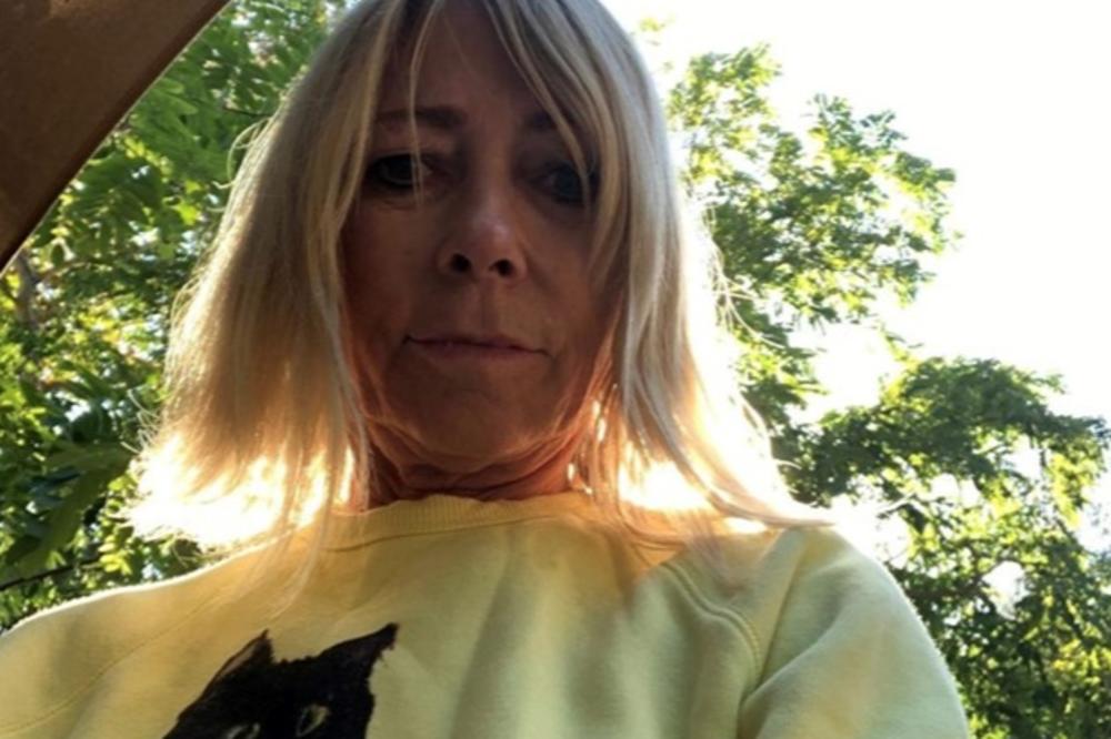 KIM GORDON JOŠ JEDNOM POKAZALA ZAŠTO JE IKONA PANKA: Zapalila je džoint u DIZNILENDU, pa završila u ZATVORU!