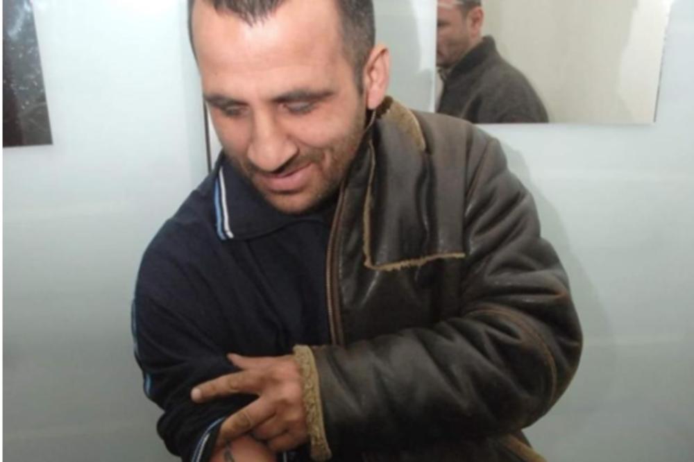 E OVO JE FAN! Istetovirao je ime OMILJENE STRANKE preko cele podlaktice, POZIRA VRLO PONOSNO! (FOTO)