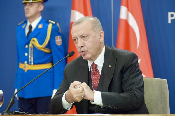 ERDOGAN NIJE PROPUSTIO PRILIKU DA SE USTREMI NA NEKOG: Opet POLUDEO, pa RASPALIO PALJBU po SVIMA, nije STAO