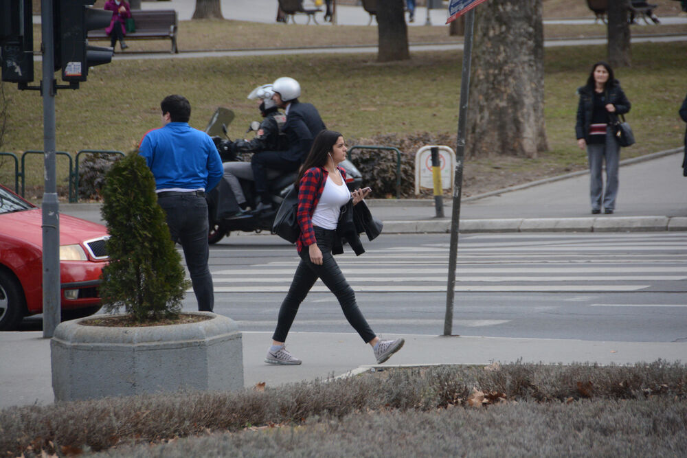 Šetaju ljudi po lepom danu