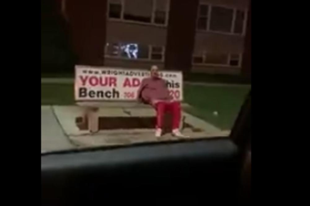 VIDELI SU DA ČOVEK NA KLUPI RADI NEŠTO ČUDNO: Kada su se približili, bili su ZGROŽENI prizorom (VIDEO)