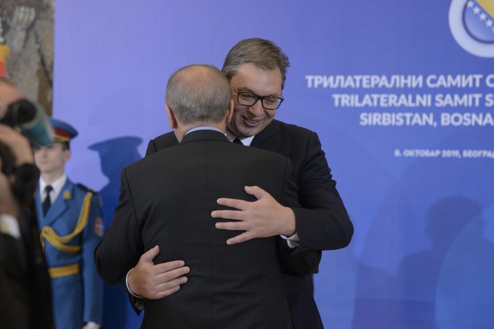 OVO JE VAŽAN DAN ZA NAS, ZAPOČELI SMO VAŽAN POSAO! Vučić i Erdogan bili na TROLATERALNOM SAMITU (VIDEO)