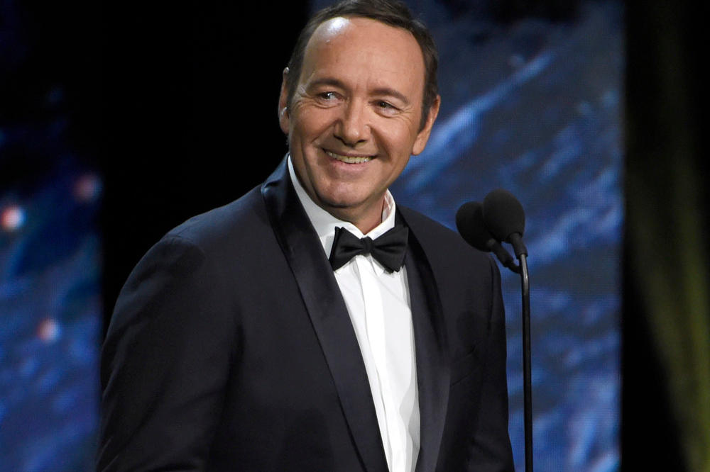 KEVIN SPEJSI STARTOVAO SRPSKOG MANEKENA: Opušteno šetao ulicom, pa mu DOBACIO, a onda OPALILI SELFI!