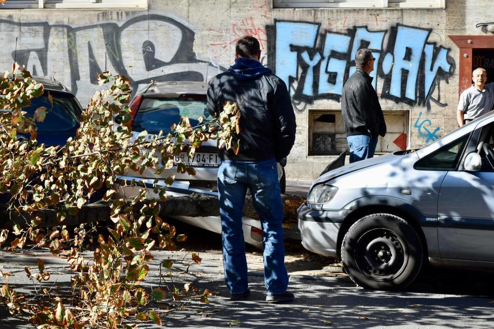 JEZIVE SLIKE IZ FRANCUSKE ULICE! Automobilom uleteo u baštu restorana, 2 devojke završile u BOLNICI! (FOTO)