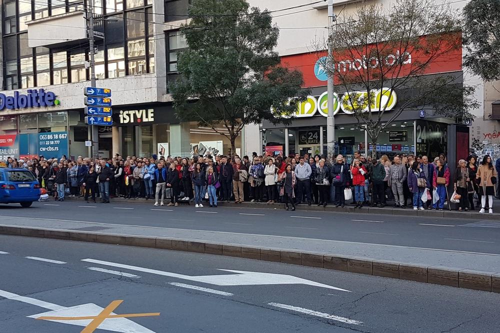 MASA LJUDI U CENTRU BEOGRADA ČEKA AUTOBUSE KOJI NIKAD NEĆE STIĆI! Posle ovog prizora ćete se ZABRINUTI! (FOTO)