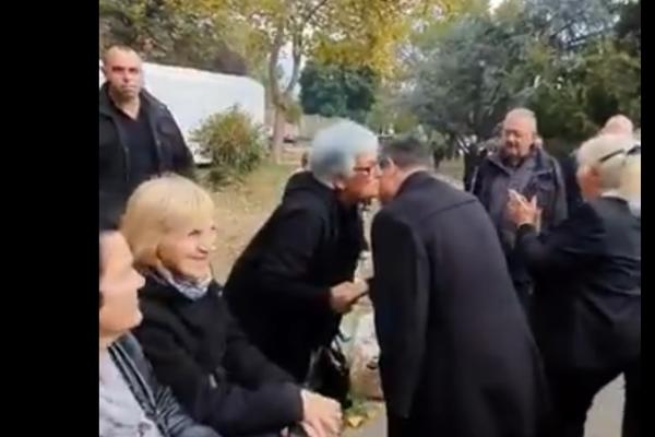 ŽENE OPKOLILE DAČIĆA, PLJUŠTE POLJUPCI: Snimak isplivao, evo šta se desilo u Valjevu! (VIDEO)