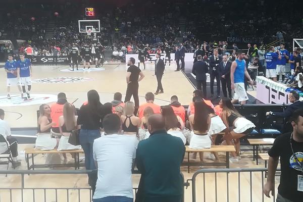 KADA SU SE POJAVILE NASTAO JE HAOS U ARENI: Crno-bele devojke su očarale celu Evropu!